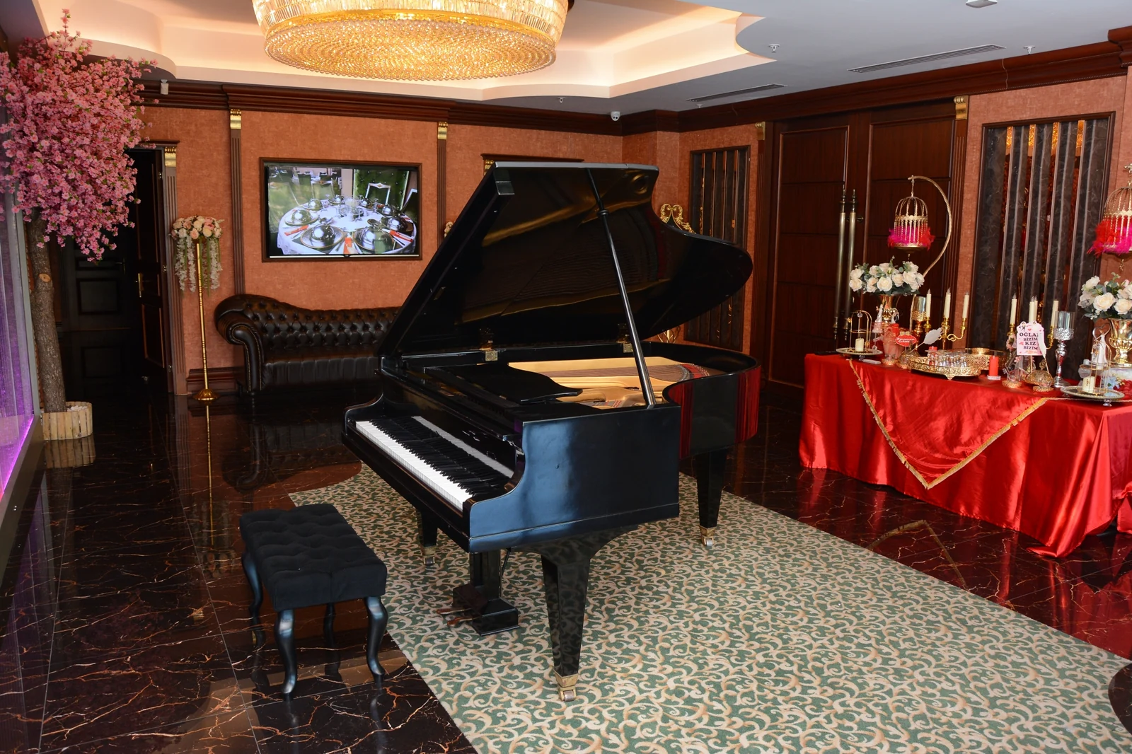 Banquet Deluxe karşılama alanında kuyruklu piyano, avize ve davet dekorasyonu